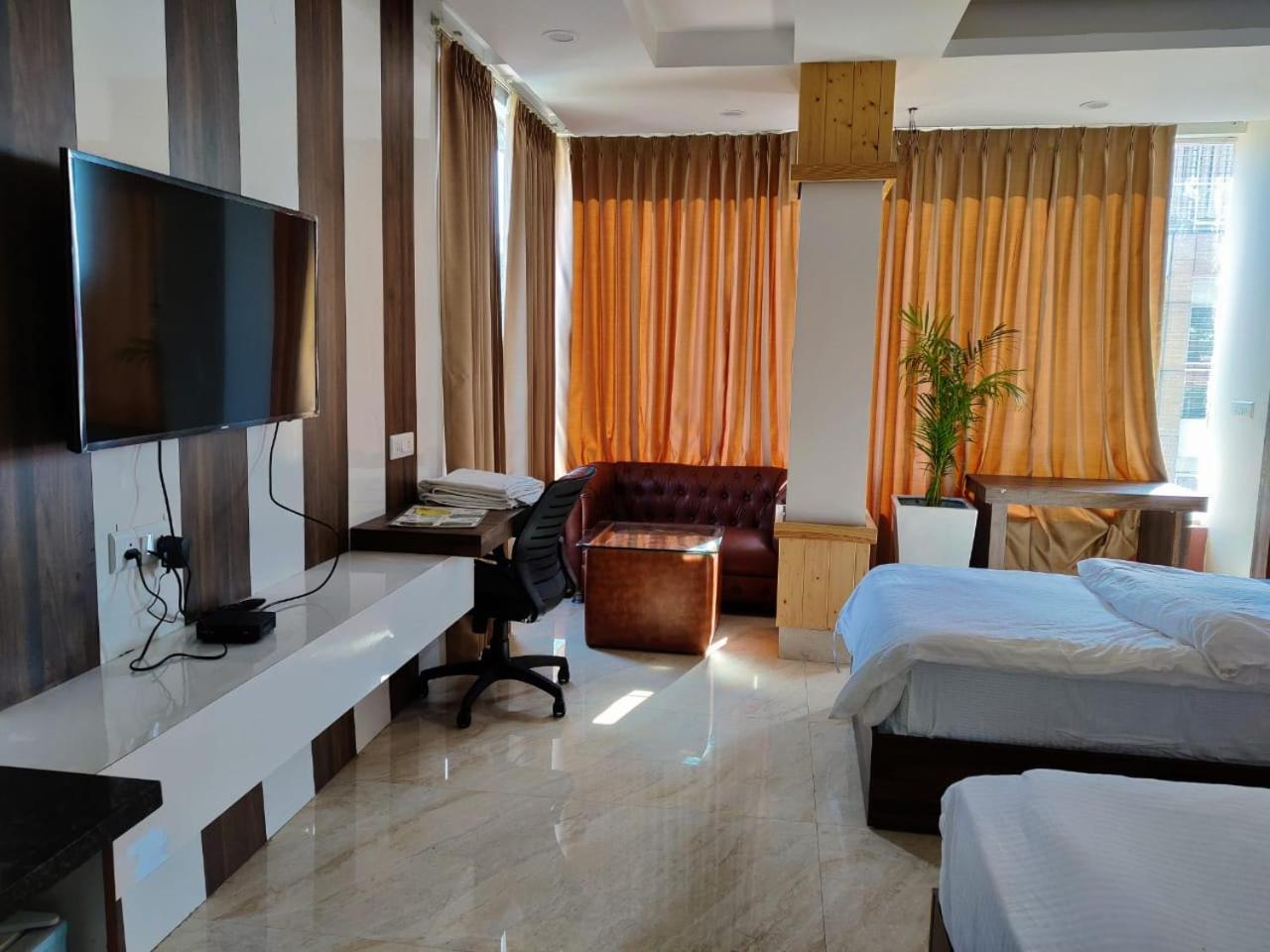 Hotel Maira デヘラードゥーン エクステリア 写真